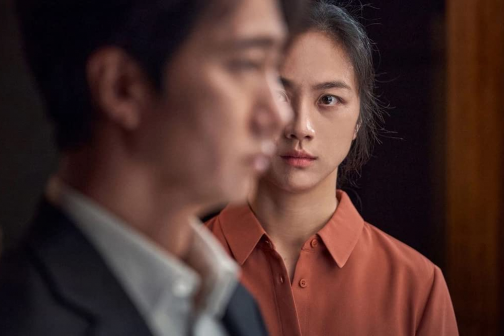Hai người nhìn xa xăm thể hiện sự căng thẳng trong phim Hàn Quốc