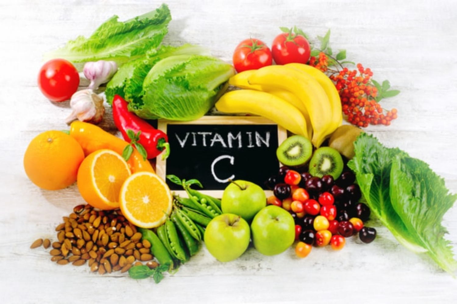 Người mẫu mặc váy đứng trước kiến trúc đền thờ cổ kính ở Bali
