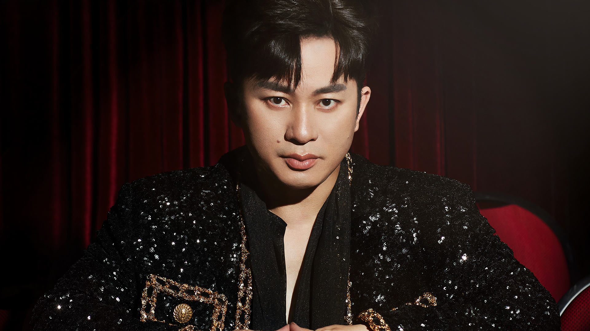 Tùng Dương diện áo khoác đen lấp lánh nhìn thẳng vào ống kính với vẻ ngoài điển trai