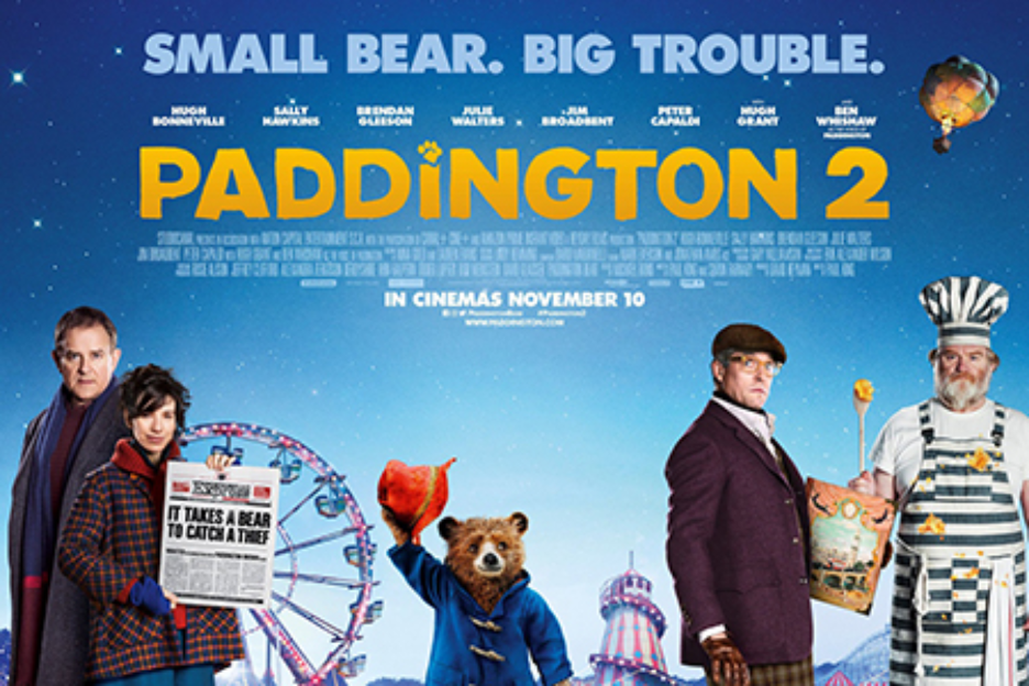 Gấu Paddington cùng các nhân vật trong phim đứng trước vòng quay ngựa gỗ rực rỡ